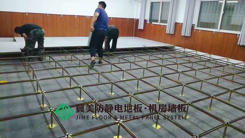 某校钢制导静电陶瓷地板客户自装效果