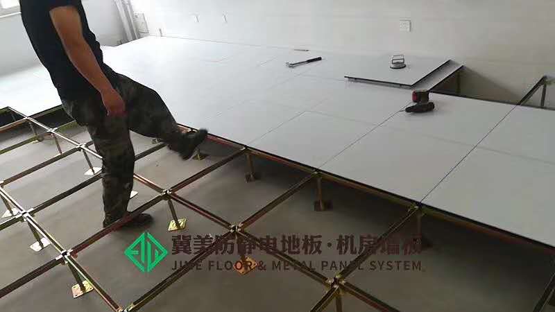 某校钢制导静电陶瓷地板客户自装效果